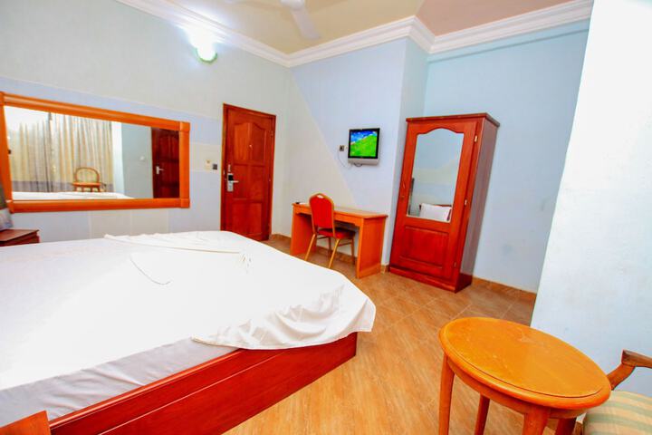 Room 5 of 28