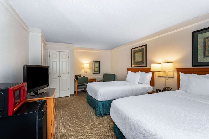 2 Double Beds Mobility Hearing Accessible Room Roll in Shower (11 of 16)