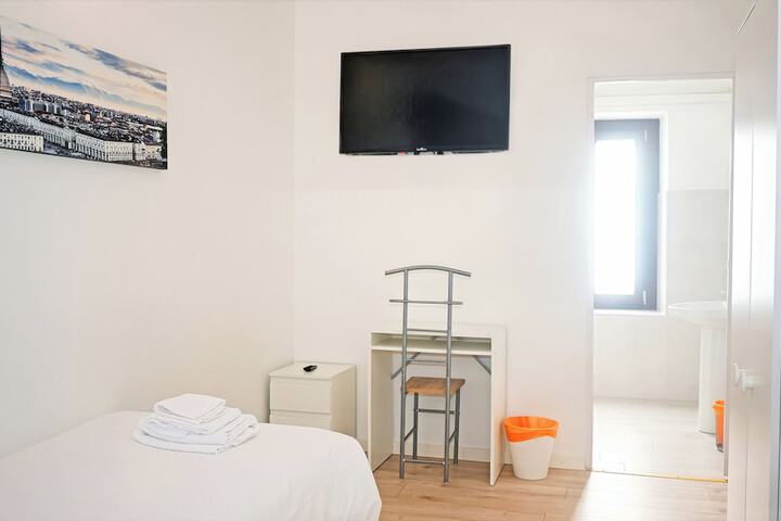 Room 17 of 33