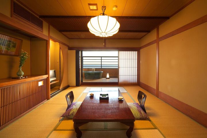 Room 4 of 40