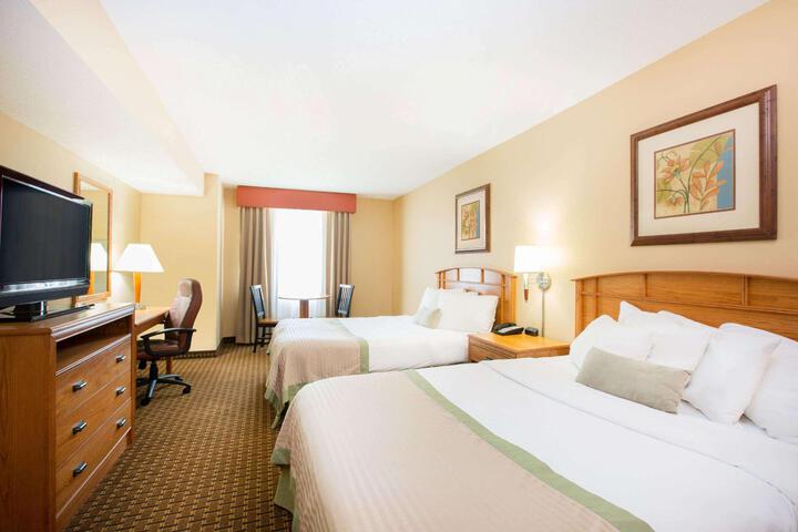 1 Queen Bed Accessible Room (3 of 12)