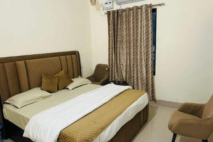 Room 4 of 15