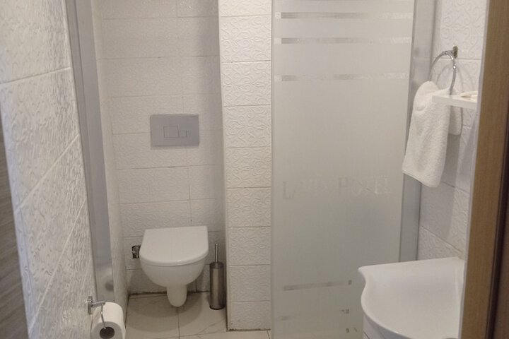 Room 11 of 16