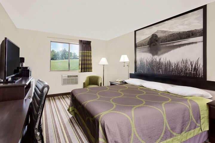1 King Bed (5 of 10)