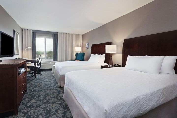 2 Queen Beds (7 of 10)