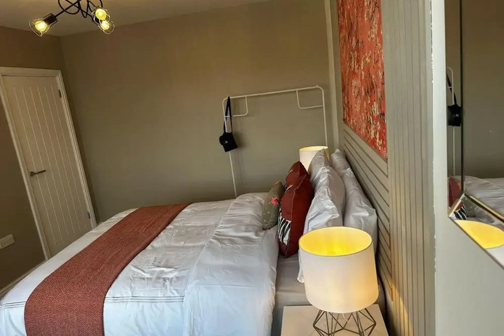 Room 5 of 12