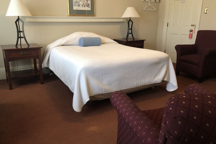 1 Queen Bed (20 of 20)
