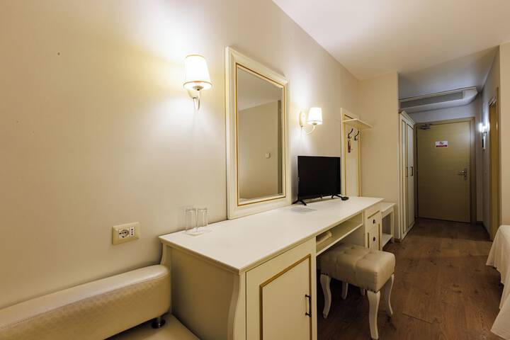Room 6 of 14