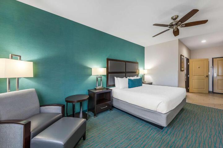 1 King Bed Microwave and Refrigerator WiFi Full Breakfast (8 of 8)