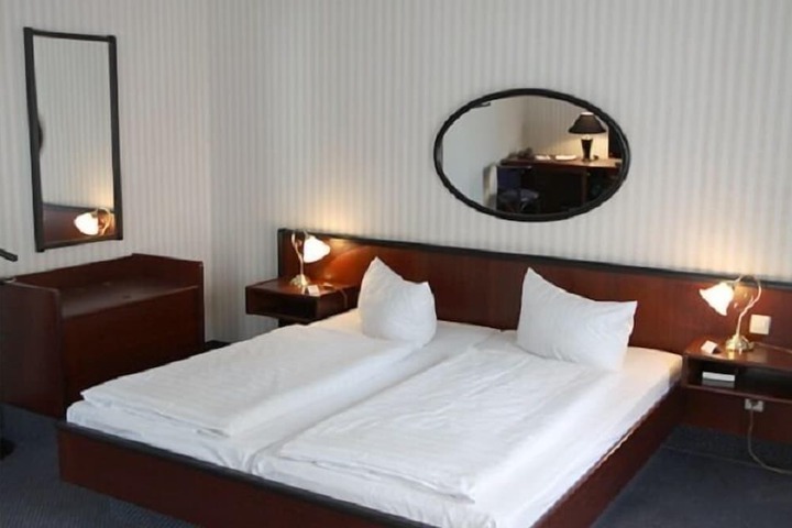 Room 5 of 16