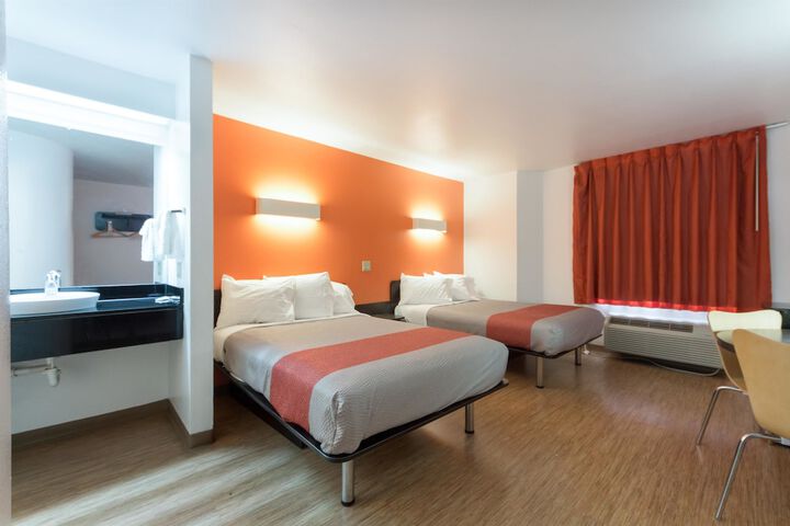 Double Bed Accessible (4 of 10)