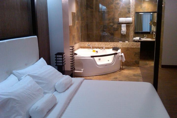 Room 13 of 34