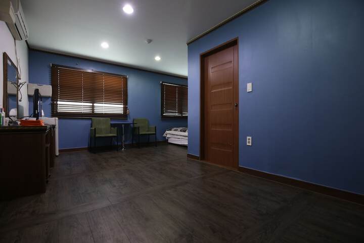Room 2 of 53
