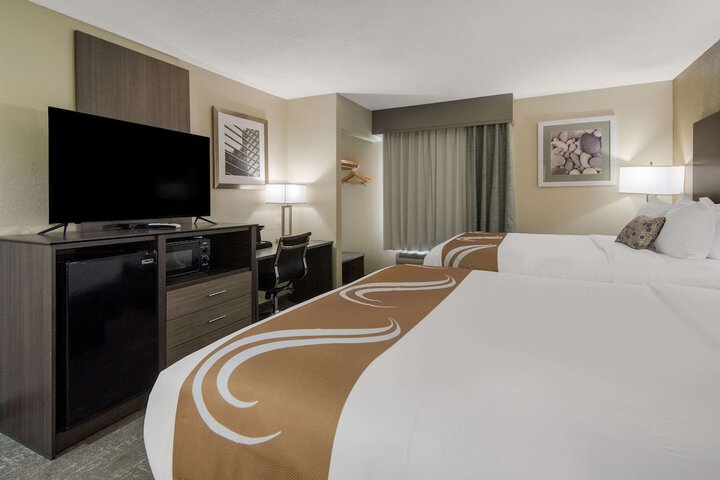 1 Queen Bed Accessible (18 of 26)