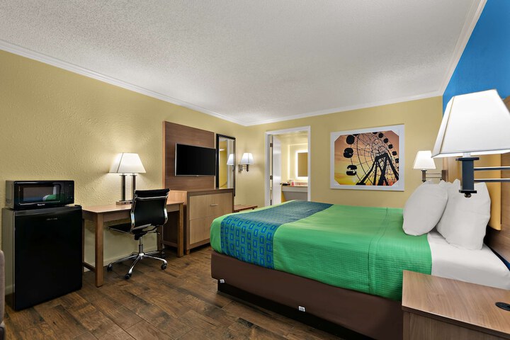 1 King Accessible Roll in Shower Microwave, Refrigerator, Continental Breakfast (5 of 14)