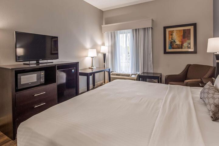2 Queen Beds Pillowtop Bed High Speed Internet Accessible Refrigerator, Coffee Maker Iron and Ironing Board Full Breakfast (2 of 10)