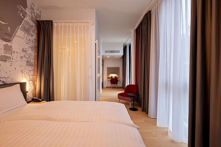 Room 38 of 100