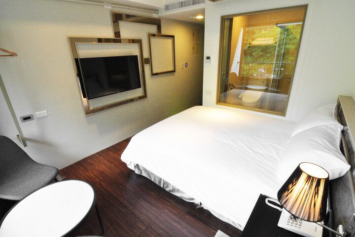 Room 9 of 77