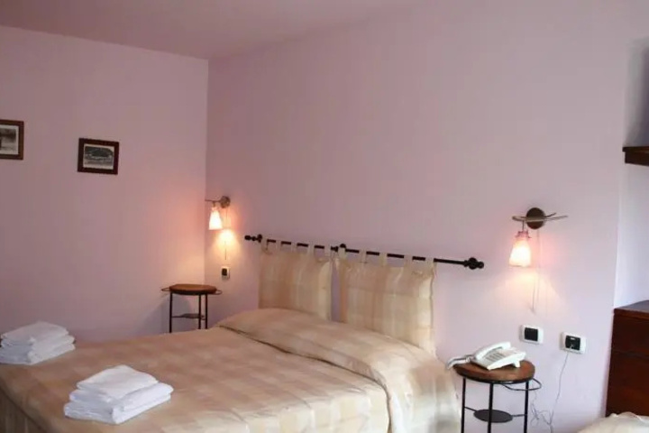 Room 4 of 10