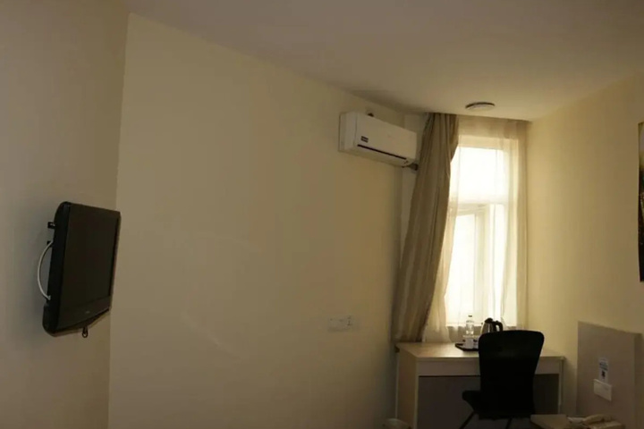 Room 6 of 12
