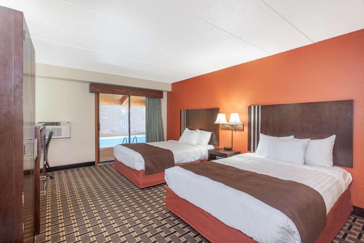 1 Queen Bed (3 of 8)
