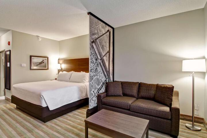 1 King Bed (4 of 22)