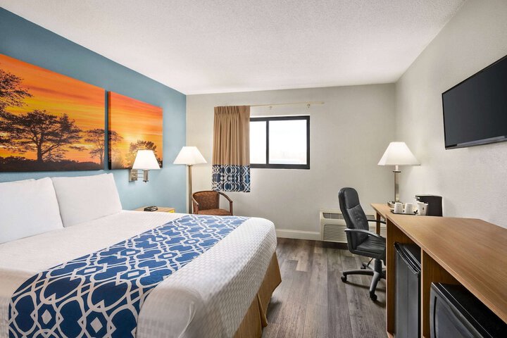 1 Queen Bed (3 of 9)