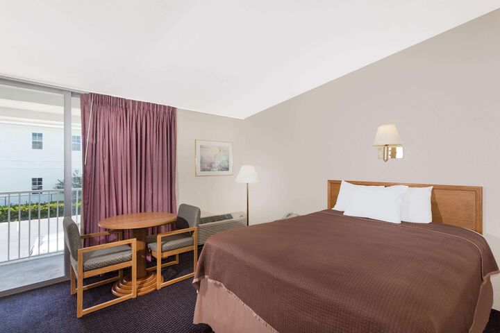 1 Queen Bed (9 of 13)