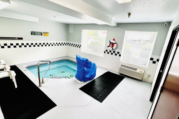 Indoor spa tub