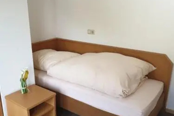 Room 6 of 11