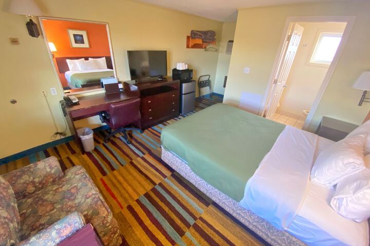 1 Queen Bed (2 of 6)