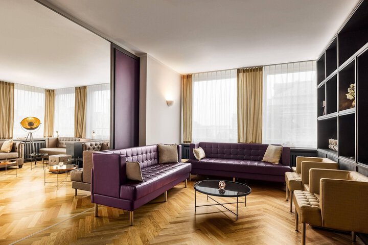 Lounge 59 of 79
