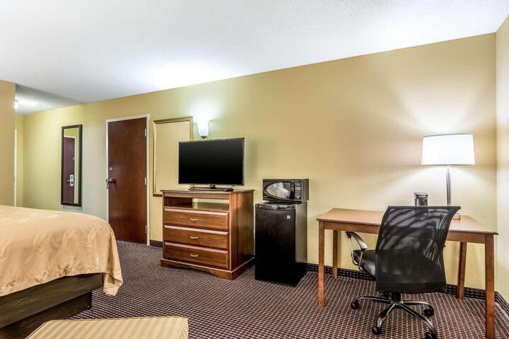 1 King Bed (3 of 12)