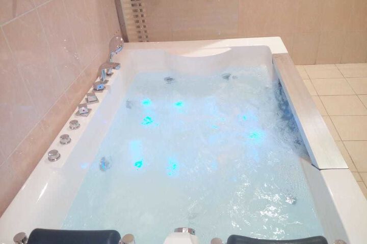 Hot Tub 5 of 23