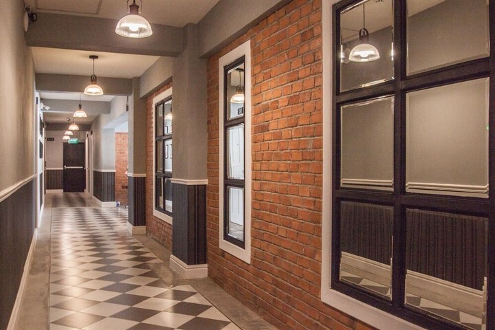 Ballroom/Hall 18 of 21