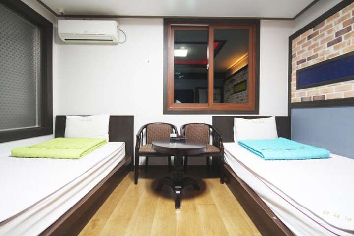 Room 9 of 18
