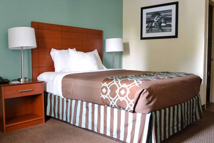 2 Double Beds Microwave and Refrigerator Flat Screen Television High Speed Internet Accessible Table and Chairs Coffee Maker Continental Breakfast (5 of 14)