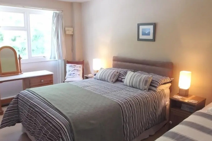 Room 4 of 16