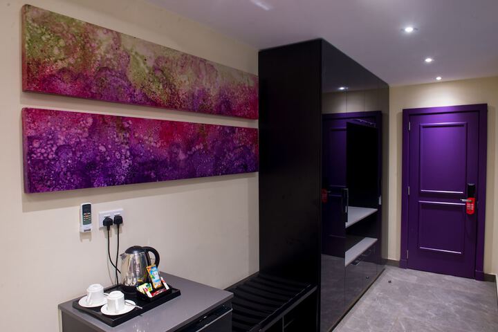 Room 9 of 33