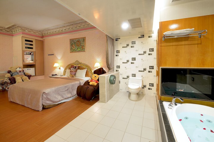 Room 10 of 64