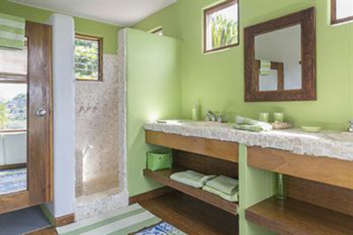 Room 4 of 32