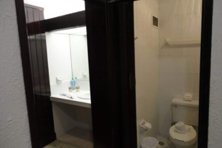 Room 2 of 32