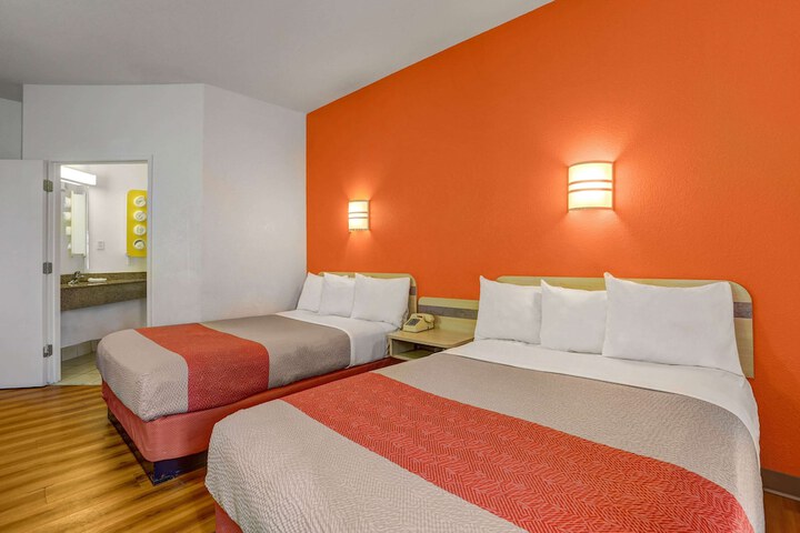 2 Double Beds (4 of 7)
