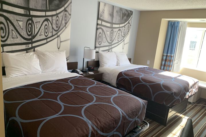 1 Queen Bed (6 of 18)
