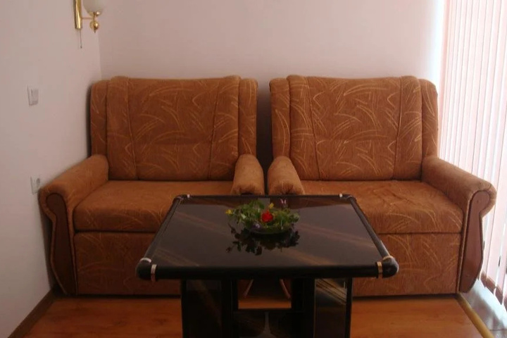 Room 9 of 36