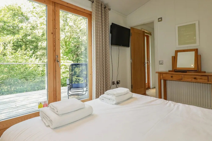 Room 4 of 16