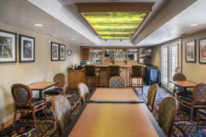 Lounge 49 of 79