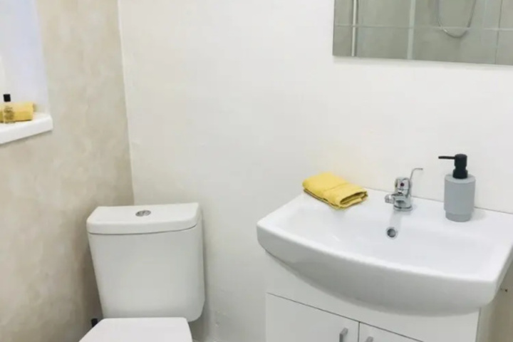 Room 7 of 12