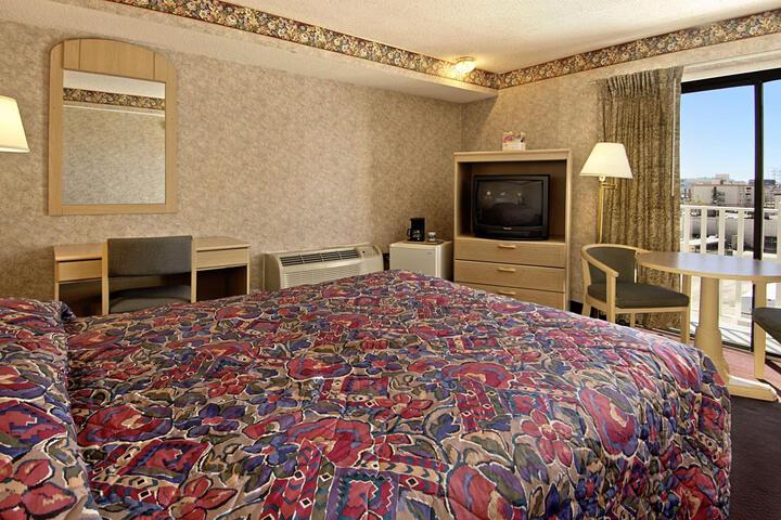 1 Queen Bed (4 of 5)