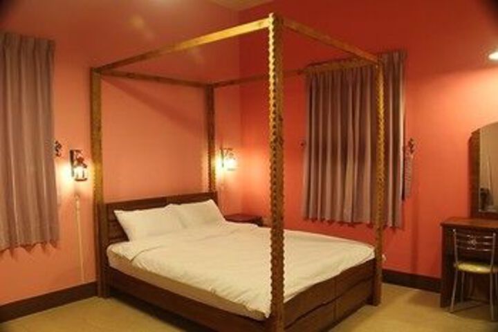 Room 12 of 33